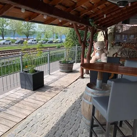 - Wirtshaus Zum Felsen Gasthof